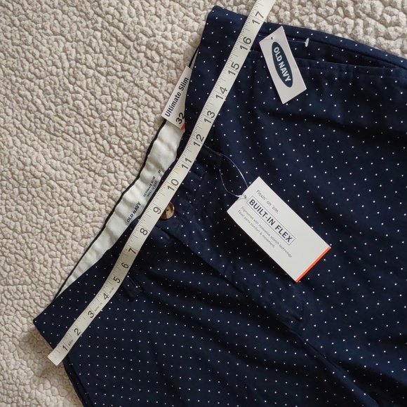 NWT Old Navy Size 32 Ultimate Slim Built-In Flex 10" Inseam Navy Polk Dot Shorts - Picture 9 of 13